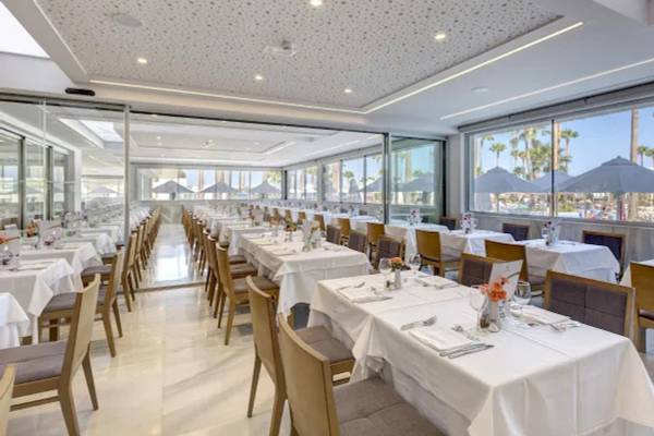 Innenansicht des Restaurants des Hipotels Mediterraneo mit gedeckten Tischen und Stühlen.