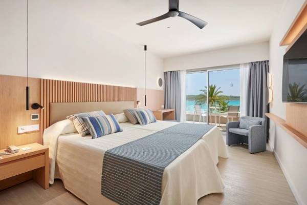 Innenansicht eines Hotelzimmers im Hipotels Mediterraneo mit Blick auf den Ozean.