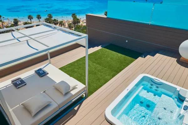 Hipotels Mediterraneo Terrasse mit Jacuzzi und Bett mit Blick auf das Meer