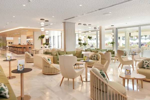 Innenansicht des Hipotels Mediterraneo mit Loungebereich und Möbeln.