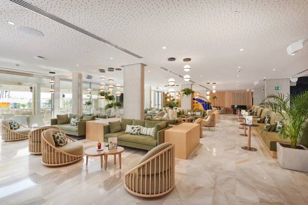 Lobby des Hipotels Mediterraneo mit moderner Einrichtung und Sitzmöbeln.