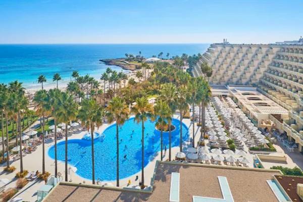 Luftaufnahme des Hipotels Mediterraneo Resorts mit Pool und Meerblick.