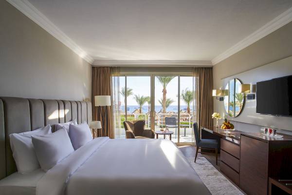 Schlafzimmer im Maritim Jolie Ville Resort & Casino Sharm El Sheikh mit Meerblick.