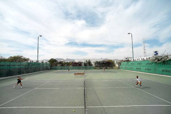 Tennisplatz im Maritim Jolie Ville Resort & Casino Sharm El Sheikh mit zwei Spielern.
