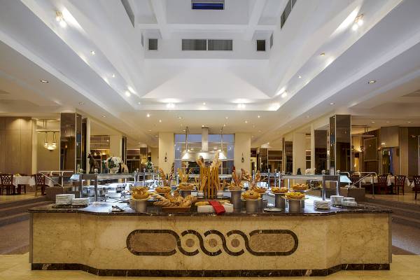 Buffetbereich im Maritim Jolie Ville Resort & Casino Sharm El Sheikh mit verschiedenen Gerichten.
