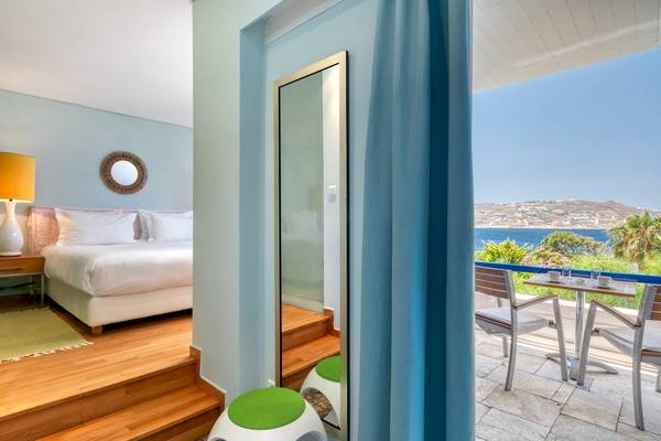 Zimmer im Mykonos Theoxenia Boutique Hotel mit Blick auf das Meer und Inseln.