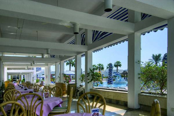 Innenansicht des Restaurants im Maritim Jolie Ville Resort & Casino Sharm El Sheikh mit Blick auf den Pool.