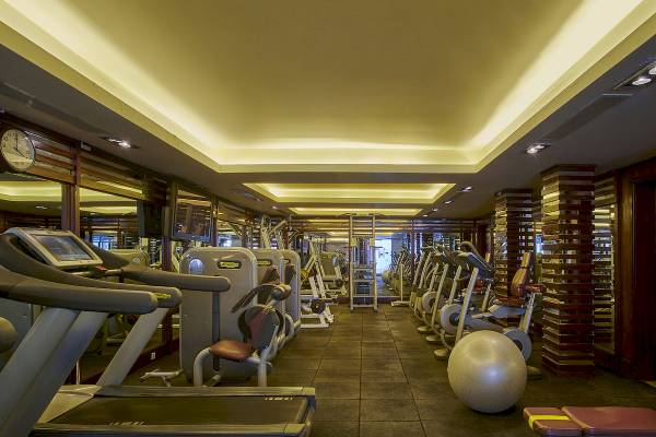 Fitnesscenter im Maritim Jolie Ville Resort & Casino Sharm El Sheikh mit Laufbändern, Gewichtsmaschinen und einem großen Gymnastikball.
