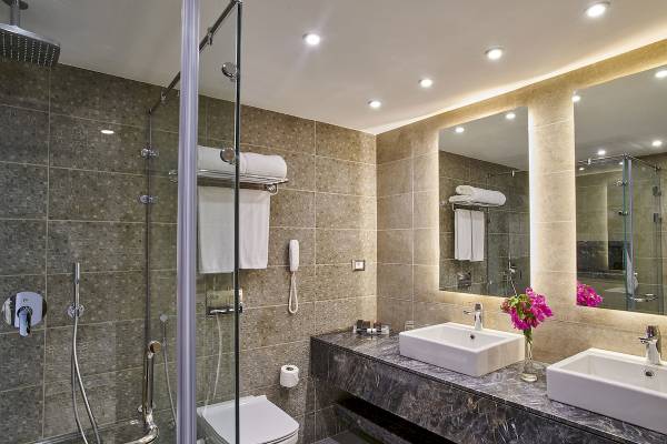 Badezimmer im Maritim Jolie Ville Resort & Casino Sharm El Sheikh mit Dusche, Toilette, Waschbecken und Spiegeln.