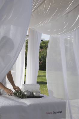 Mykonos Theoxenia Boutique Hotel Tisch unter Baldachin mit Tischdecke und Blumengestecke