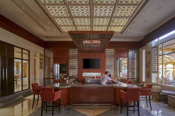 Bar im Maritim Jolie Ville Resort & Casino Sharm El Sheikh mit rotem Stuhlkreis und Theke.