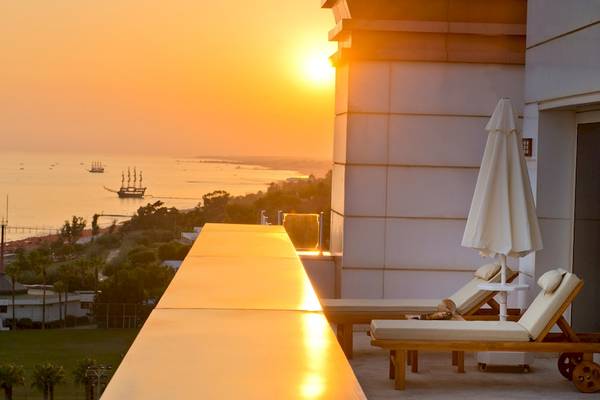 Sonnenuntergang auf der Terrasse im Sentido Kamelya Selin mit Blick auf das Meer und einen Segelboot