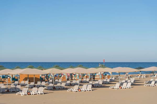 Sandstrand mit Sonnenliegen und Umbrellas im Sentido Kamelya Selin