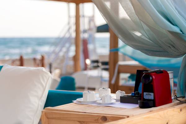 Kaffeemaschine auf einem Holztisch am Strand des Sentido Kamelya Selin Hotels