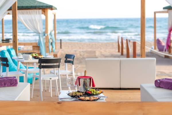 Strandterrasse des Sentido Kamelya Selin Hotels mit Buffet und Blick aufs Meer.
