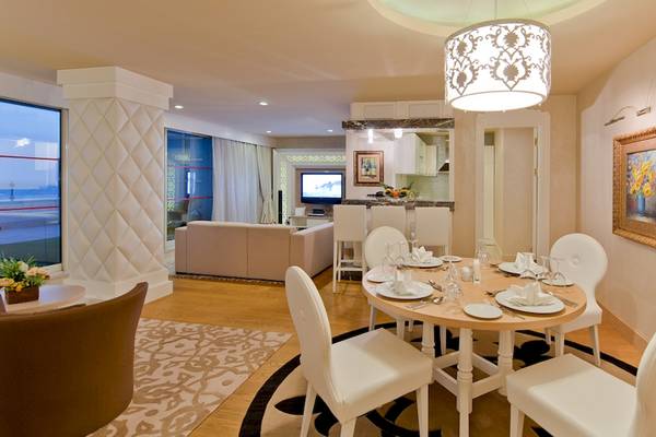 Suite im Sentido Kamelya Selin mit Esszimmer und Fernseher.