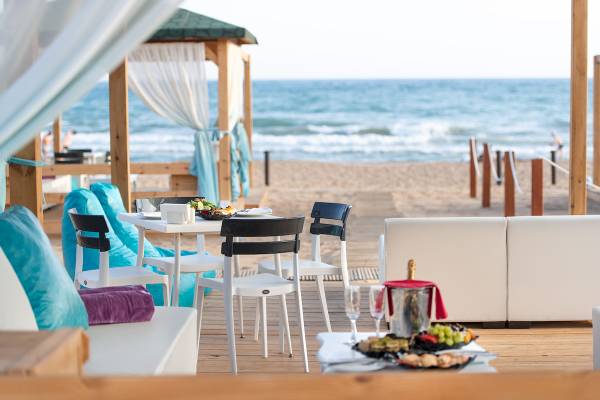 Außenterrasse des Sentido Kamelya Selin Hotels mit Blick auf das Meer und Essenstisch.