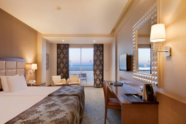 Doppelbettzimmer im Sentido Kamelya Selin Hotel mit Meerblick und moderner Einrichtung.