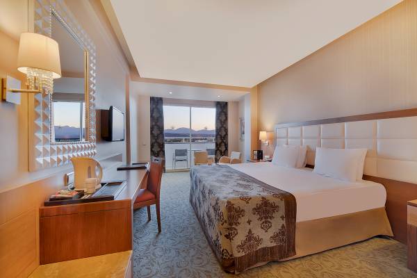 Ein elegantes Hotelzimmer im Sentido Kamelya Selin mit Blick auf die Berge.
