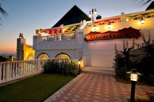 Abendliche Ansicht des Sentido Kamelya Selin Hotels mit Beleuchtung und chinesischem Restaurant
