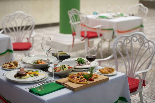 Essenplatte auf Tisch mit Weinglas im Sentido Kamelya Selin Hotel