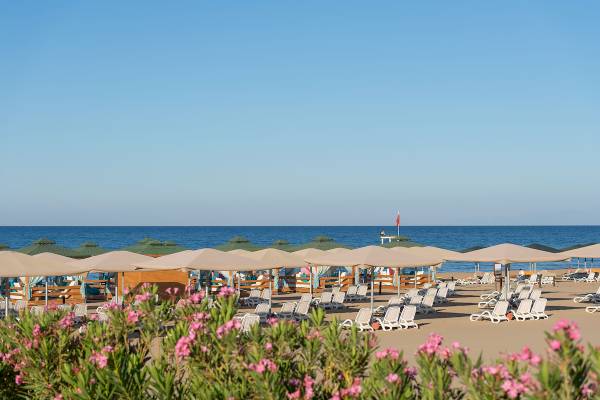 Sandstrand mit Sonnenliegen unter Umbrellas im Sentido Kamelya Selin