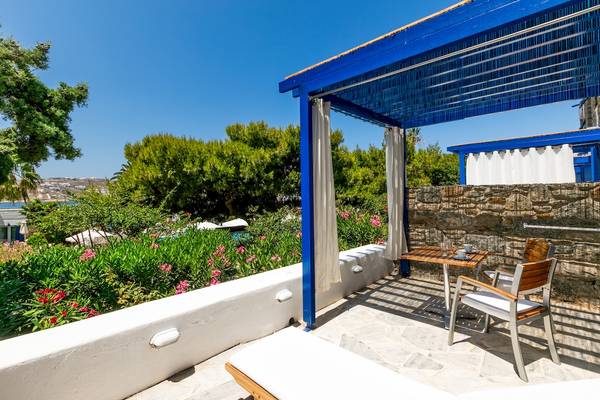 Terrasse des Mykonos Theoxenia Boutique Hotels mit Gartenblick