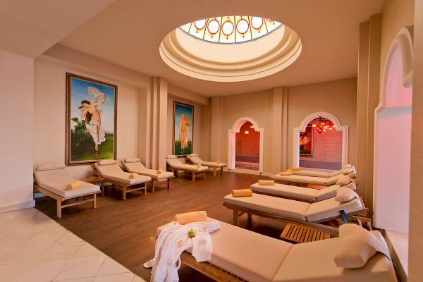Spa-Lounge-Bereich im Sentido Kamelya Selin Hotel mit Liegestühlen, Gemälden und einer Glaskuppel.
