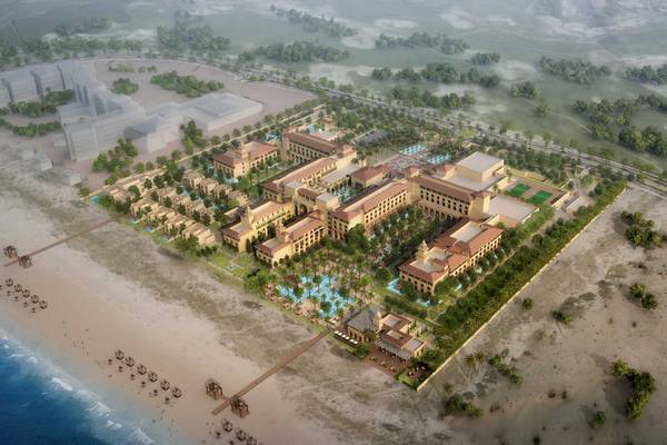Luftaufnahme des Rixos Premium Saadiyat Island Hotels mit Pool und Strand