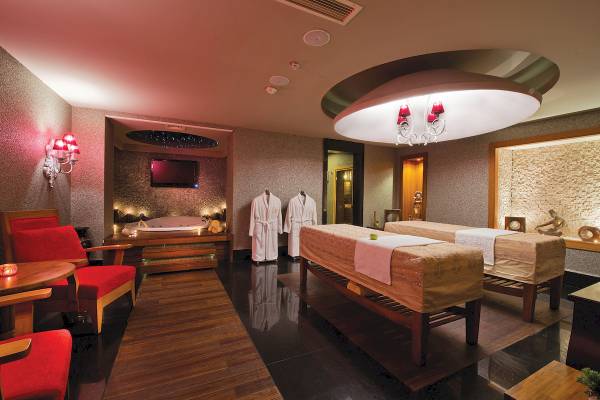 Spa-Bereich im Sentido Kamelya Selin Hotel mit Whirlpool, Massageliegen und Dekoartikeln.