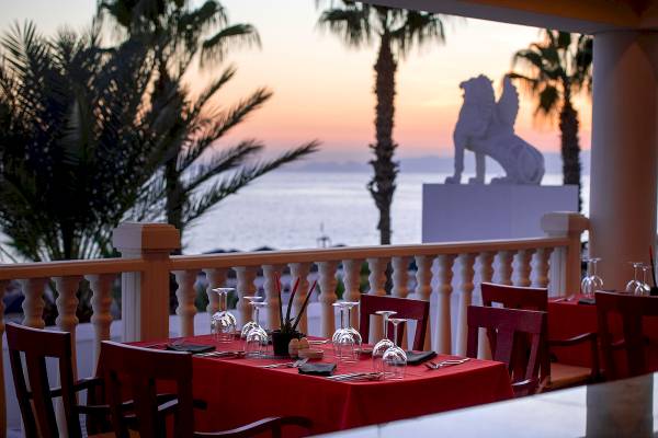 Sonnenuntergang auf der Terrasse des Sentido Kamelya Selin Hotels mit Blick auf das Meer.