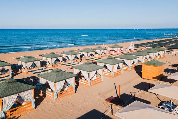 Luftaufnahme von Sonnenhüten auf einem Sandstrand am Sentido Kamelya Selin Hotel