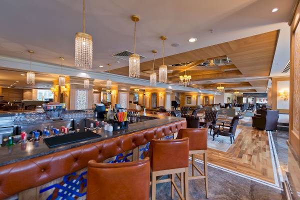 Innenansicht der Lounge-Bar im Sentido Kamelya Selin Hotel mit Lederstühlen und Kristalllampen.
