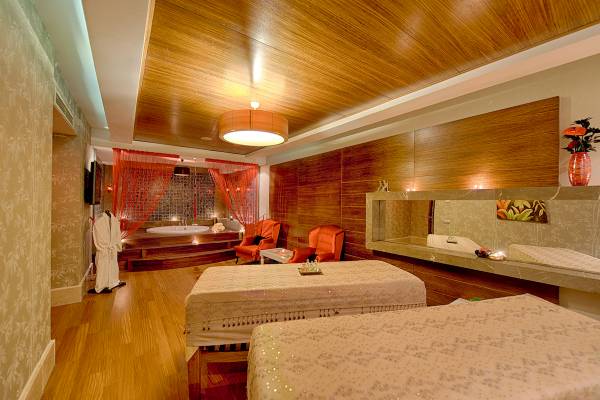 Wellness-Bereich im Sentido Kamelya Selin Hotel mit zwei Massageliegen und einer Badewanne.