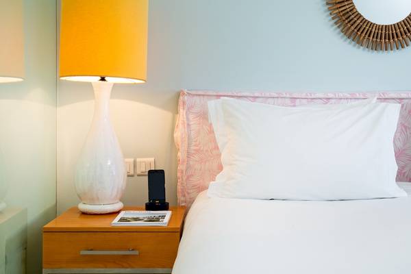 Zimmer im Mykonos Theoxenia Boutique Hotel mit einem Bett und Nachttisch