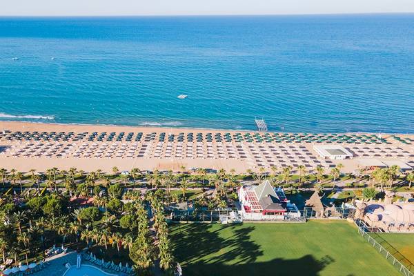 Luftaufnahme des Sentido Kamelya Selin Hotels mit breitem Strand und blauem Meer.