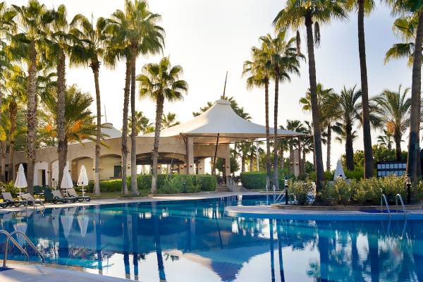 Außenpool des Sentido Kamelya Selin Hotels mit Liegestühlen und Sonnenschirmen