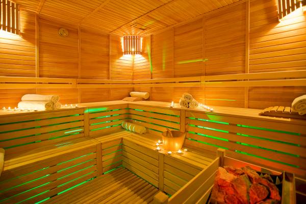 Saunabereich im Sentido Kamelya Selin Hotel mit Holzbänken und grünen Lichtern.