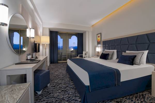 Luxuriöses Zimmer im Sentido Kamelya Fulya Hotel mit modernem Design und Ausblick.