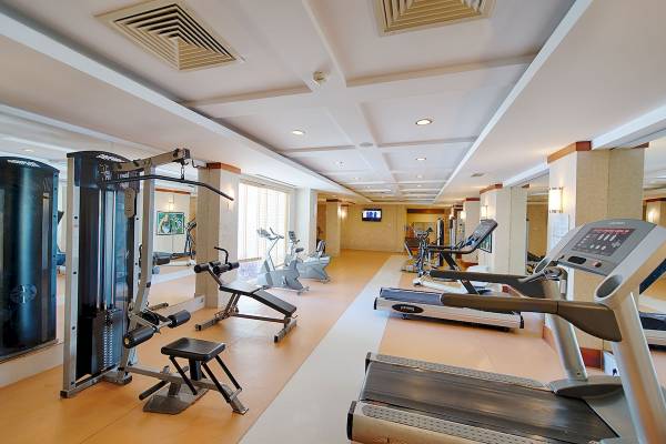 Fitnesscenter im Sentido Kamelya Fulya Hotel mit verschiedenen Trainingsgeräten.