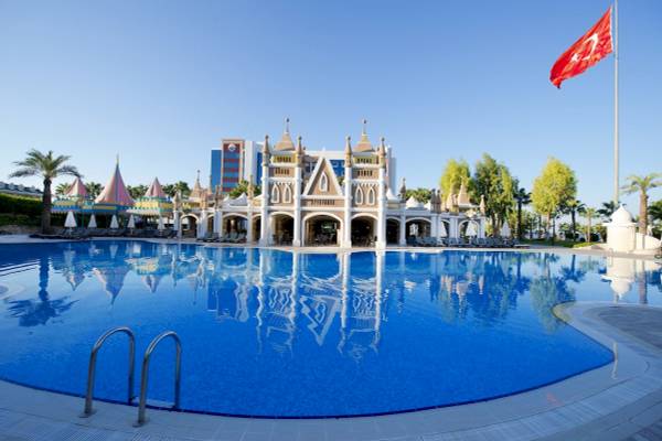 Außenpool des Sentido Kamelya Fulya Hotels mit blauem Wasser und umliegenden Gebäuden.