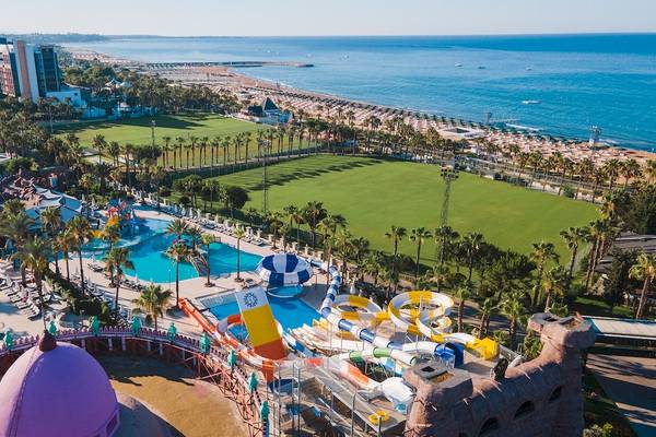 Luftaufnahme des Sentido Kamelya Fulya Hotels mit Swimmingpools und Wasserrutschen.