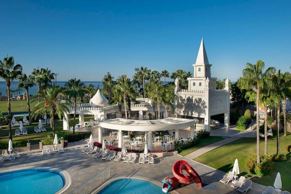 Außenbereich des Sentido Kamelya Fulya Hotels mit Swimmingpool und Loungebereich.