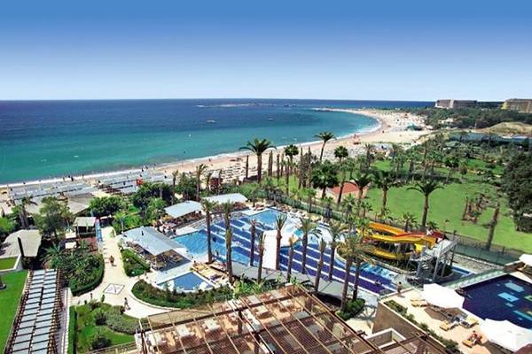 Luftaufnahme des Sealife Buket Resort & Spa mit Pool, Wasserrutschen und Strand