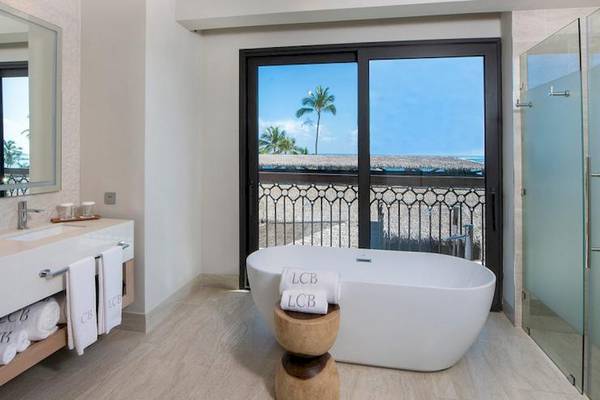 Badezimmer im Lopesan Costa Bavaro Resort Spa & Casino mit Blick auf die Bucht.