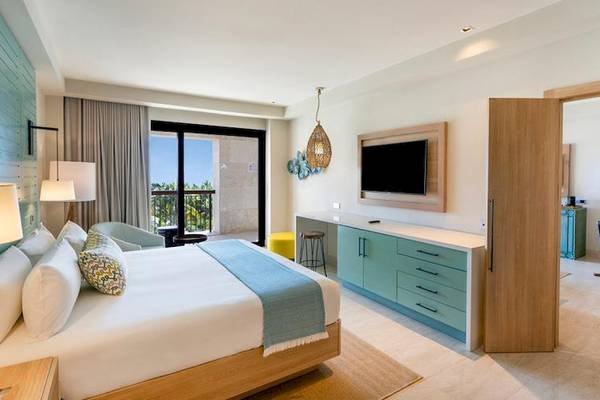 Hotelzimmer im Lopesan Costa Bavaro Resort Spa & Casino mit Bett, Fernseher, Schreibtisch und Balkon