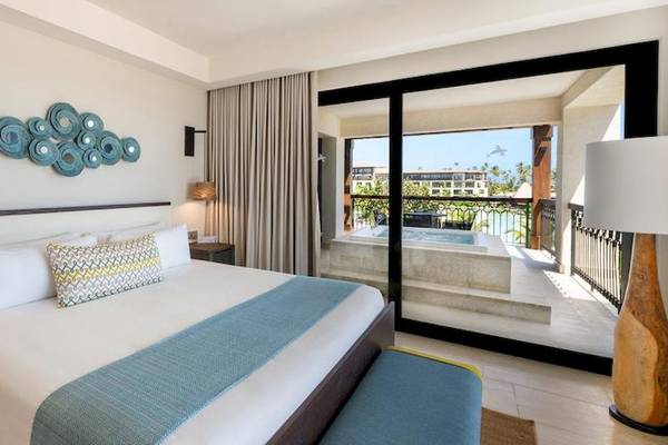 Hotelsuite im Lopesan Costa Bavaro Resort mit Balkon und Whirlpool.