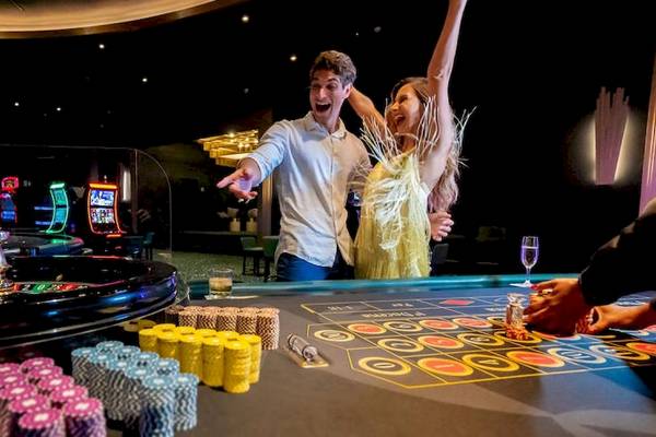 Paar im Lopesan Costa Bavaro Resort Casino, das am Roulettetisch spielt
