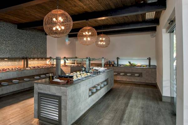 Buffet Bereich im Lopesan Costa Bavaro Resort Spa & Casino mit vielen Gerichten und verschiedenen Gerichten.