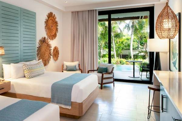 Doppelzimmer im Lopesan Costa Bavaro Resort Spa & Casino mit zwei Betten, Blick auf Terrasse und Garten